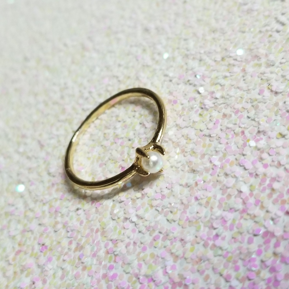 Dainty Pearl ring